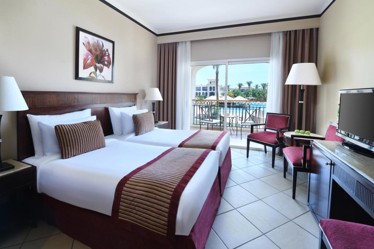 Jaz Mirabel Resort Sharm El-Sheikh Exterior foto A room at the Hilton Sharm El Sheikh