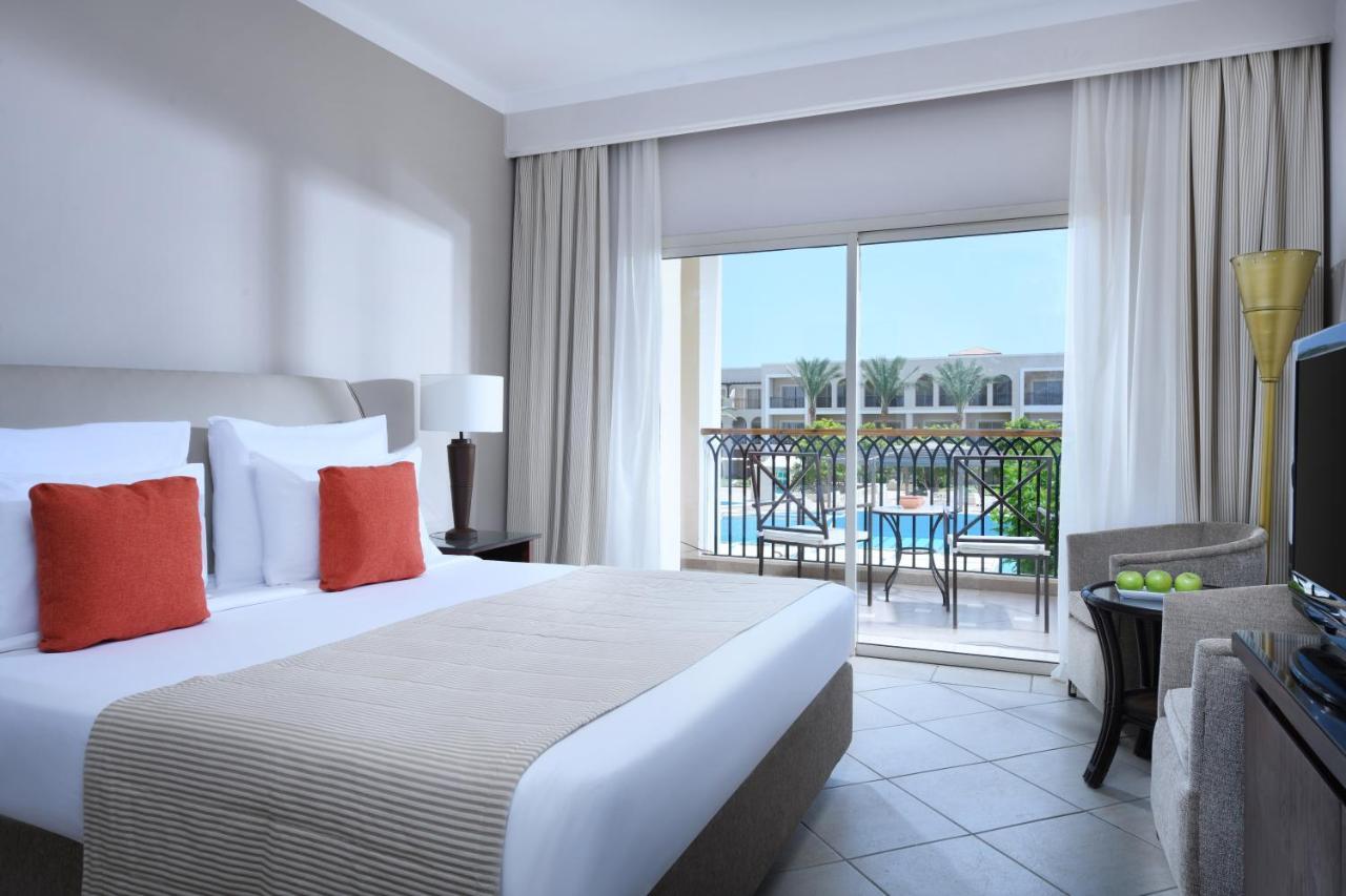 Jaz Mirabel Resort Sharm El-Sheikh Exterior foto A room at the Hilton Sharm El Sheikh