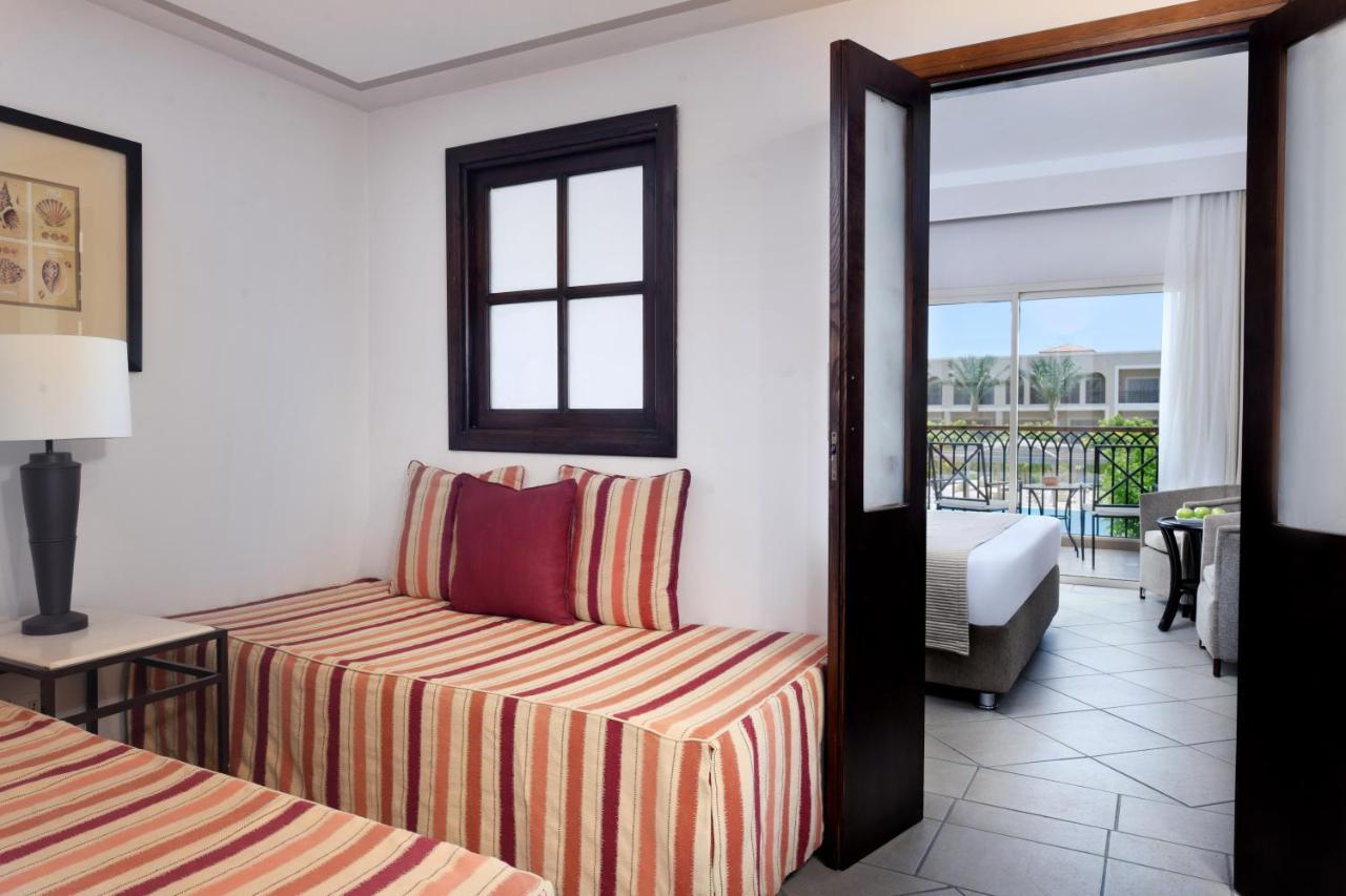 Jaz Mirabel Resort Sharm El-Sheikh Exterior foto A suite at the Hilton Sharm El Sheikh Resort