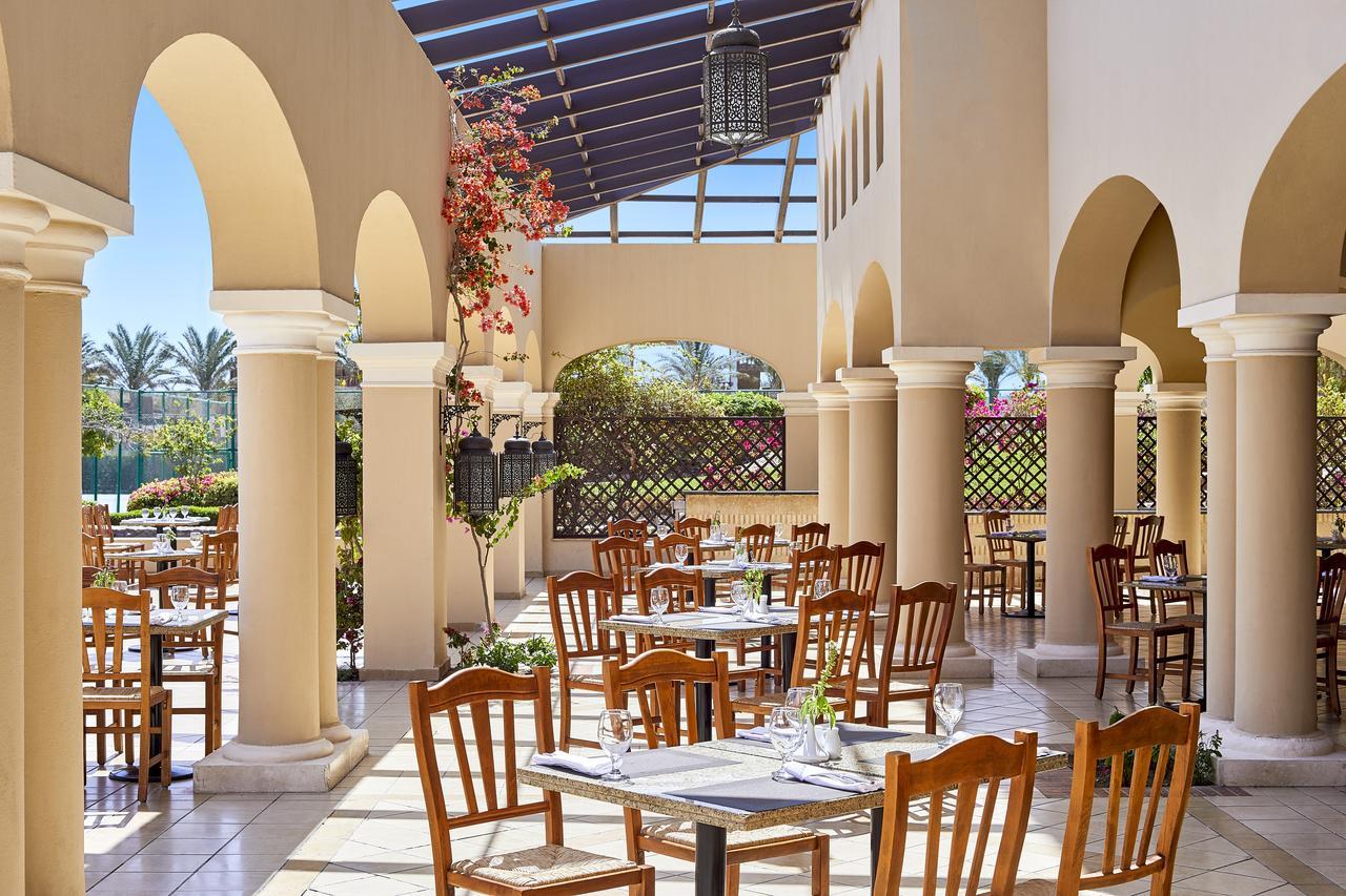 Jaz Mirabel Resort Sharm El-Sheikh Exterior foto The restaurant at the hotel